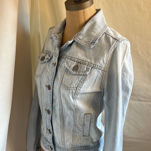 EUC Mossimo Supply Co. Size Small light wash Denim Jacket - Picture 4 of 13